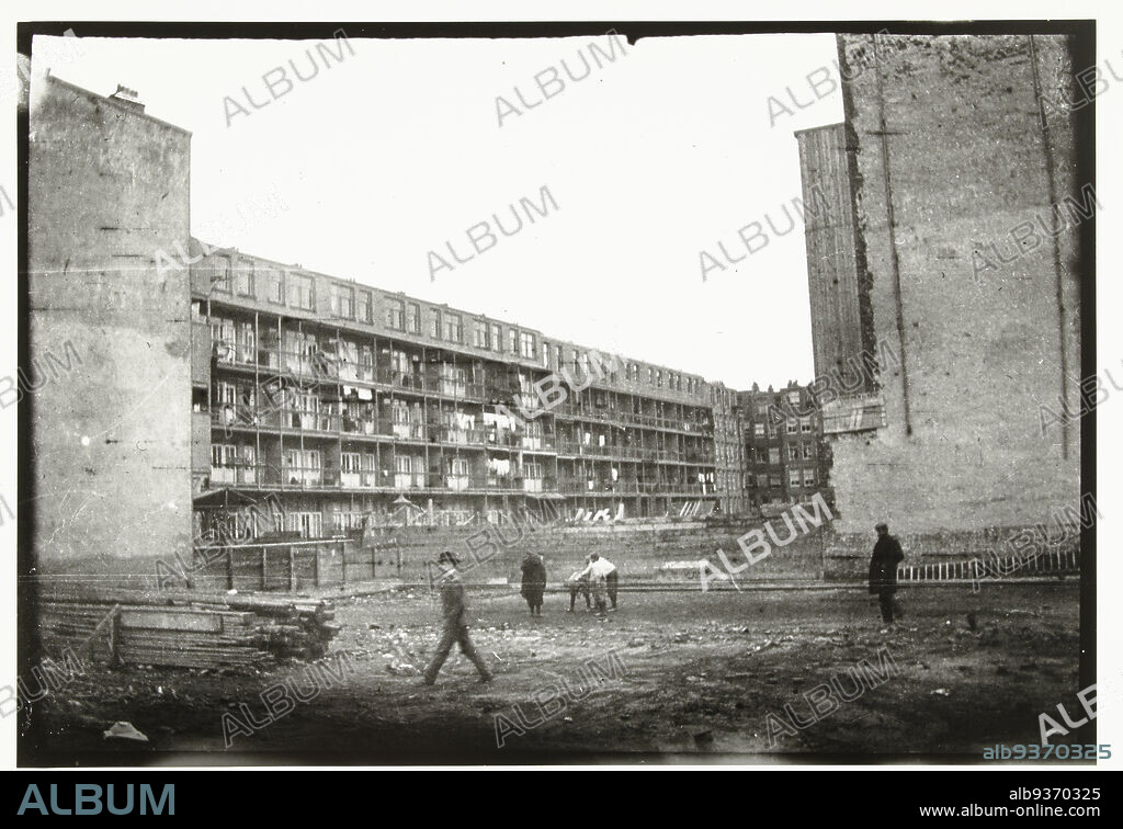 New building along the Overtoom in Amsterdam, George Hendrik Breitner, printer: Harm Botman (mentioned on object), Amsterdam, printer: Netherlands, c. 1890 - c. 1910, paper, gelatin silver print, height 505 mm × width 402 mmheight 400 mm × width 272 mm.