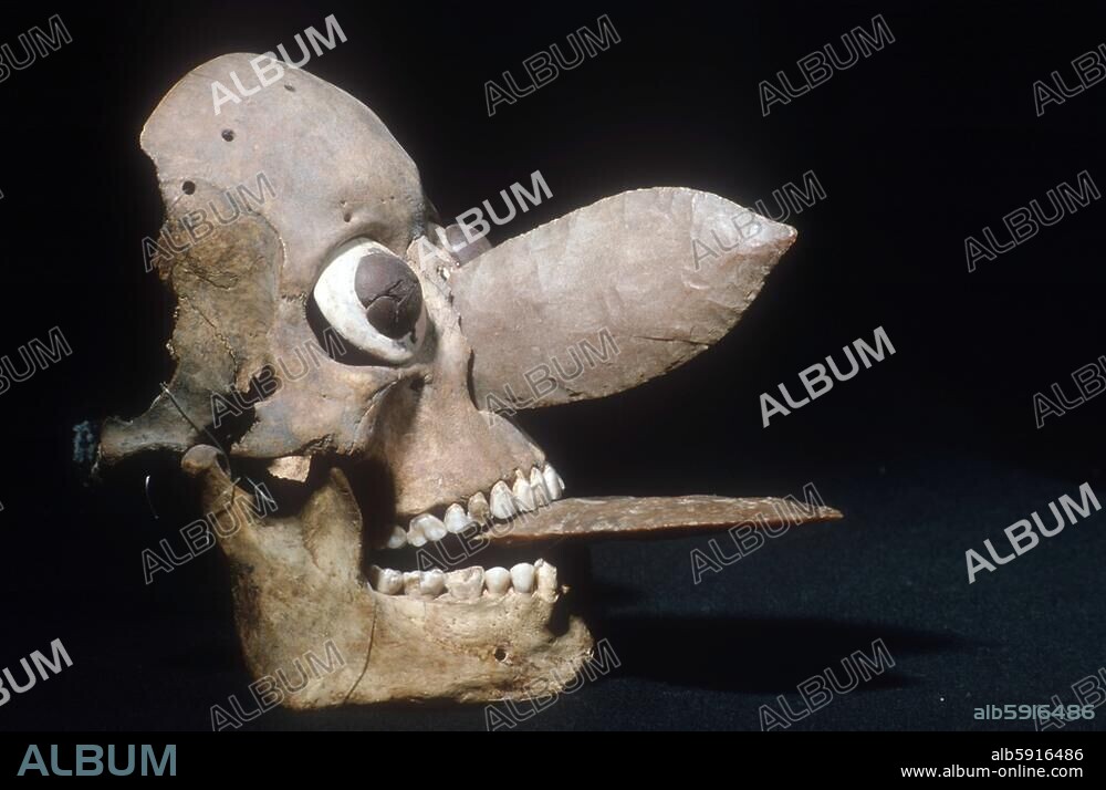 Schädel eines Menschen (aztekisch) mit falschen Augen und zwei Klingen aus Kieselstein anstelle von Nase und Zunge. Vermutlich der Schädel eines Geopferten. Aus Tenochtitlán. Mexiko-City, Museum Templo Mayor (Mexiko).