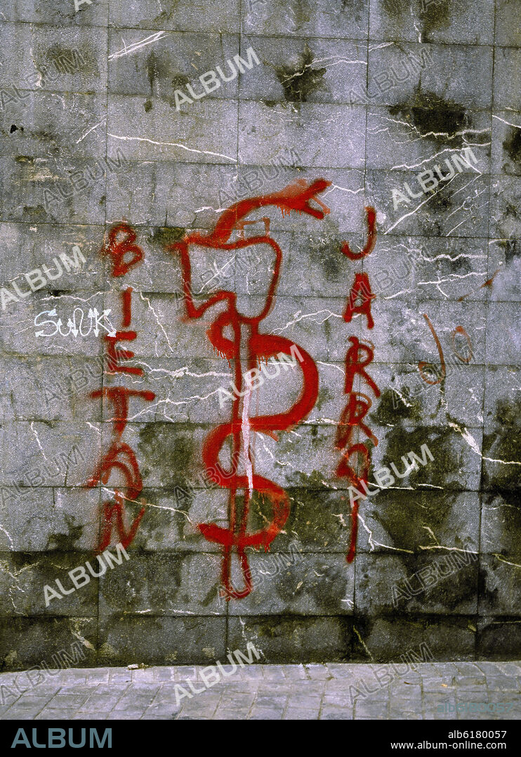 DIBUJO EN EL MURO - EL HACHA Y LA SERPIENTE SIMBOLO DE ETA.