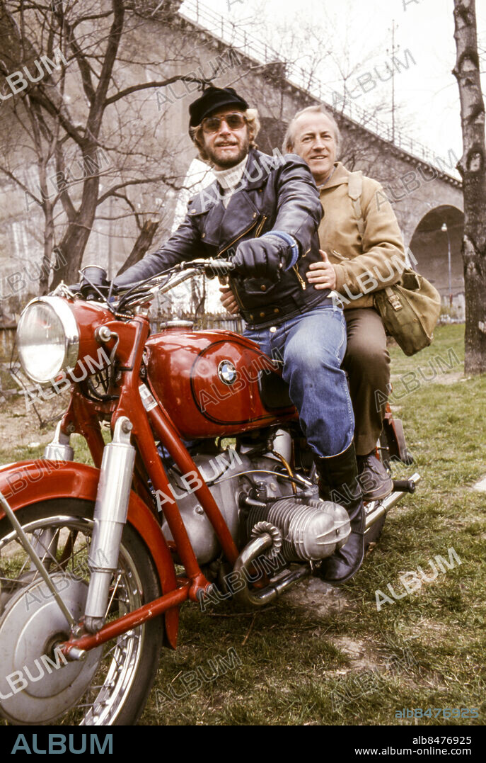 ARKIV 1973.. Skådespelarna Ulf Brunnberg (främst på motorcykeln) som Ulf Malm och Stig Grybe som Håkan Malm i TV-serien Bröderna Malm med manus av Svante Foerster och Björn Lindroth i regi av Jonny Mair. Del 7 Årsta Holmar, sänt första gången 1973-12-06.. Foto: Bengt Nordwall / SVT / Kod: 5600. Bildservice C 620 / Färgdia.