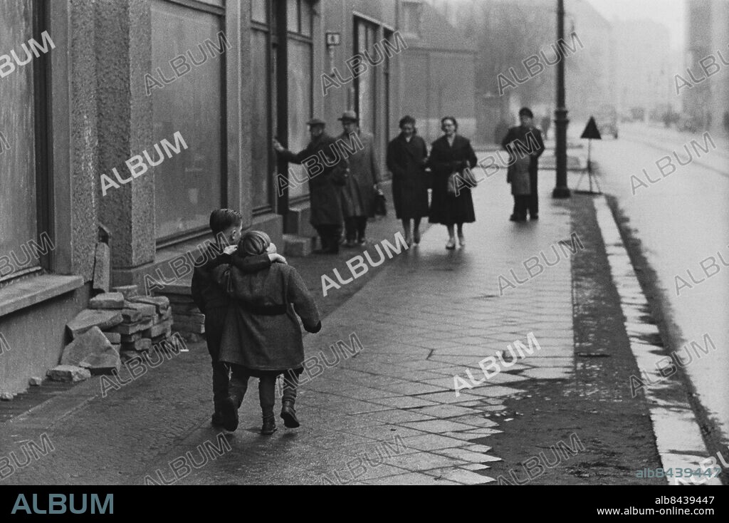 BERLIN 1958 - Ungt par kilar stadigt på en gata i Östberlin.. Bild ur boken "Händer" av Expressenfotografen Jan Delden . Foto Jan Delden kod 10. COPYRIGHT SCANPIX SWEDEN. ** AFTONBLADET OUT **.
