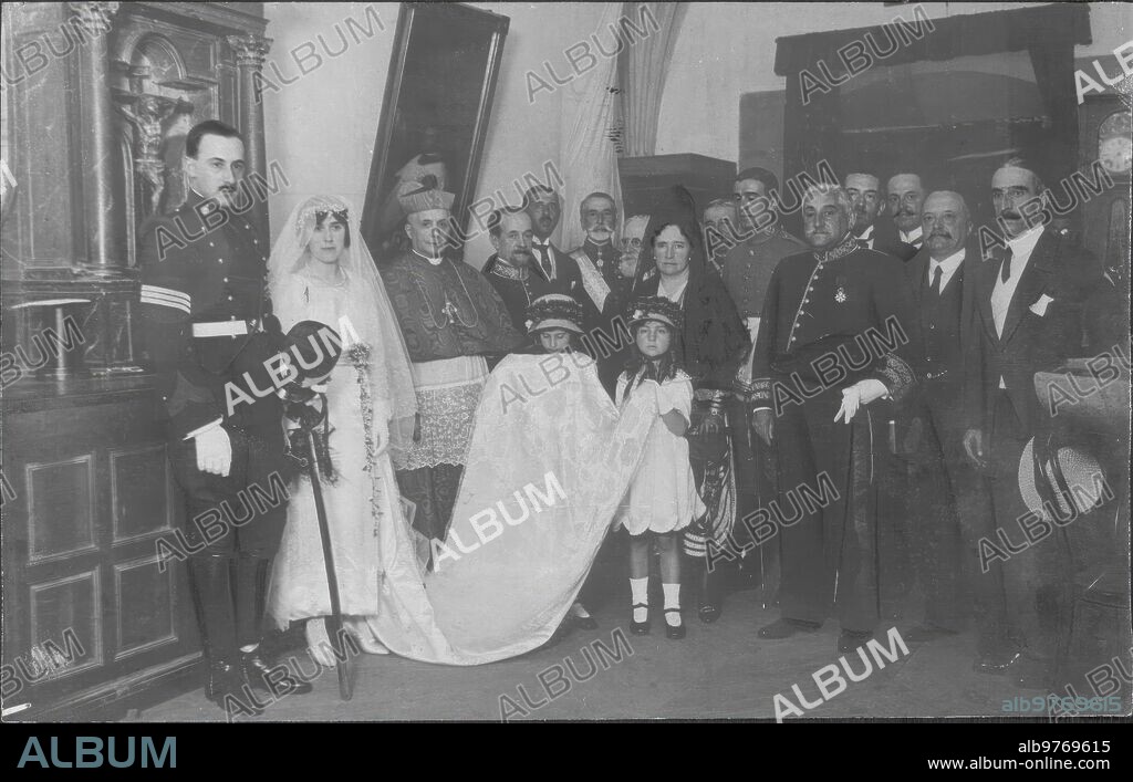 Agosto 1919. Comillas (Santander). Boda Aristocrática. La Srta. Isabel de Satrústegui (1), Sobrina del Marqués de Comillas, con D. Antonio Sánchez de Movellan (2), hijo de los Marqueses de Movellan, después de su Boda, que Fue Bendecida por el nuncio de S.S., monseñor Ragonesi (3).