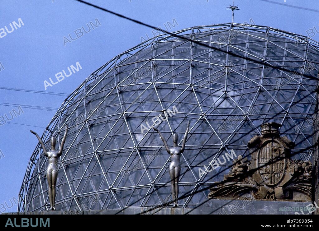 SALVADOR DALÍ. CUPULA GEODESICA CONSTRUIDA EN LOS AÑOS 70  - FOTO AÑOS 80.