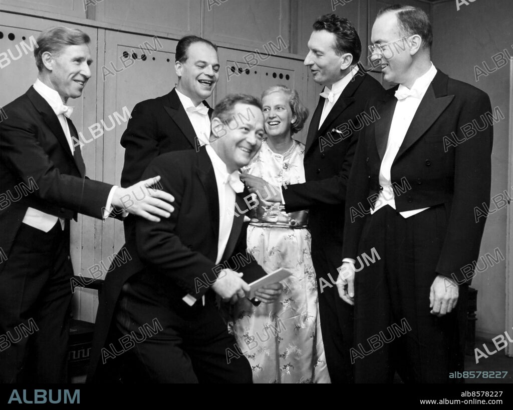 Orig.bildtext... THE NOBEL PRIZE CEREMONY IN THE CONCERT HALL, STOCKHOLM. Stockholm, december 10th, 1964. From the presentation of the Nobel Prize awards in the Concert Hall in Stockholm tonight: Left to right are: Konrad Bloch, U.S.A., Medicine Prize winner, Nikolaj Basov, Soviet, Physics Prize, Feodor Lynen, Germany, Medicine Prize, Dorothy Crowfoot-Hodgkin, Chemistry, Alexander Prochorov, Physics, Soviet, and Charles H.Townes, U.S.A. Physics. Anm. Konrad Bloch och Feodor Lynen - Nobelpriset i medicin 1964. Dorothy Crowfoot-Hodgkin - Nobelpriset i kemi 1964. Nikolaj G Basov, Alexander M Prochorov och Charles H Townes - Nobelpriset i fysik 1964. persons: Dorothy Crowfoot-Hodgkin ;Feodor Lynen ;Konrad Bloch ;Nikolaj Basov sites: SOVJETUNIONEN* ;STOCKHOLM ;STORBRITANNIEN* ;SVERIGE ;TYSKLAND* ;USA*.
