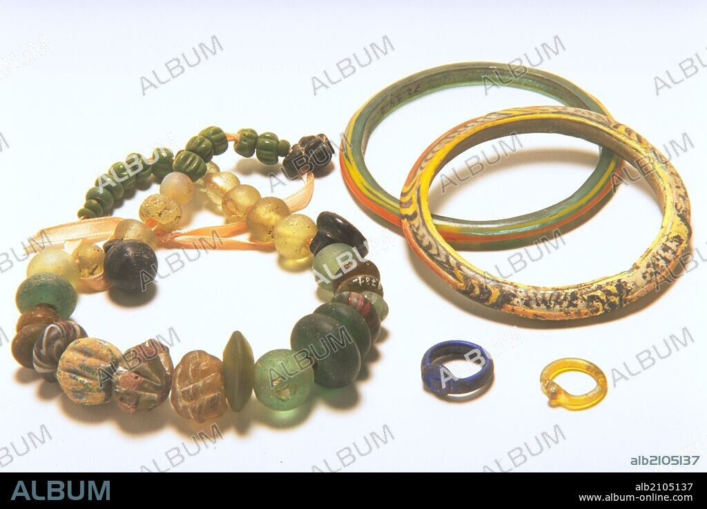 CONJUNTO DE VIDRIO DE ADORNO. ROMANO: BRAZALETES, ANILLO, COLLAR. (DEPOSITO: MUSEO ARQUEOLOGICO NACIONAL).