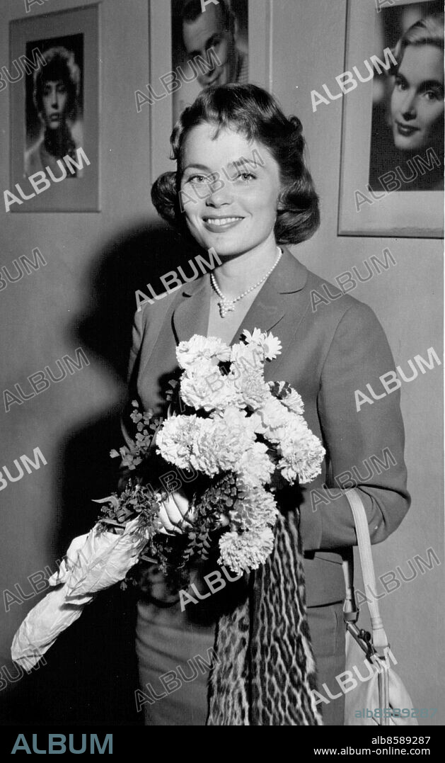 Stockholm 1957-08-04. Ulla Jacobsson har kommit hem till Sverige för att spela teater i Stockholm. Hon skall spela Gigi och repetitionerna börjar redan på måndag med premiär i september. Foto: Herman Ronninger / SvD / TT / kod 12014.
