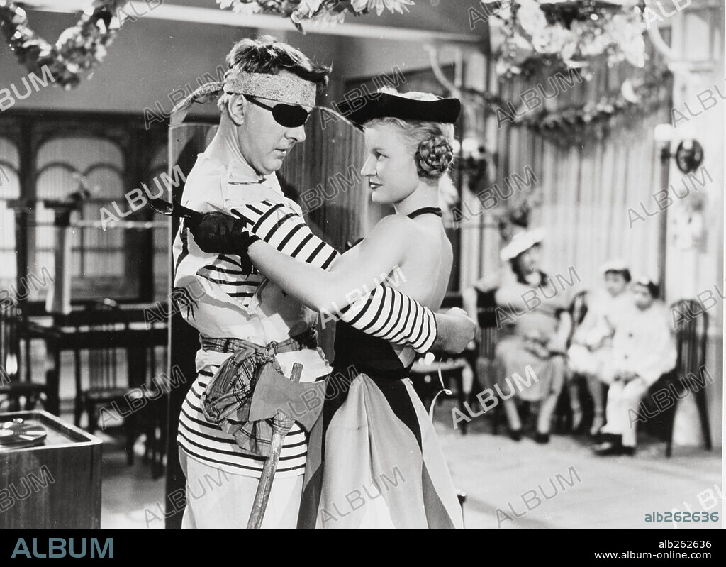 JACQUES TATI et NATHALIE PASCAUD dans LES VACANCES DE MONSIEUR HULOT, 1953, réalisé par JACQUES TATI. Copyright CADY/DISCINA.