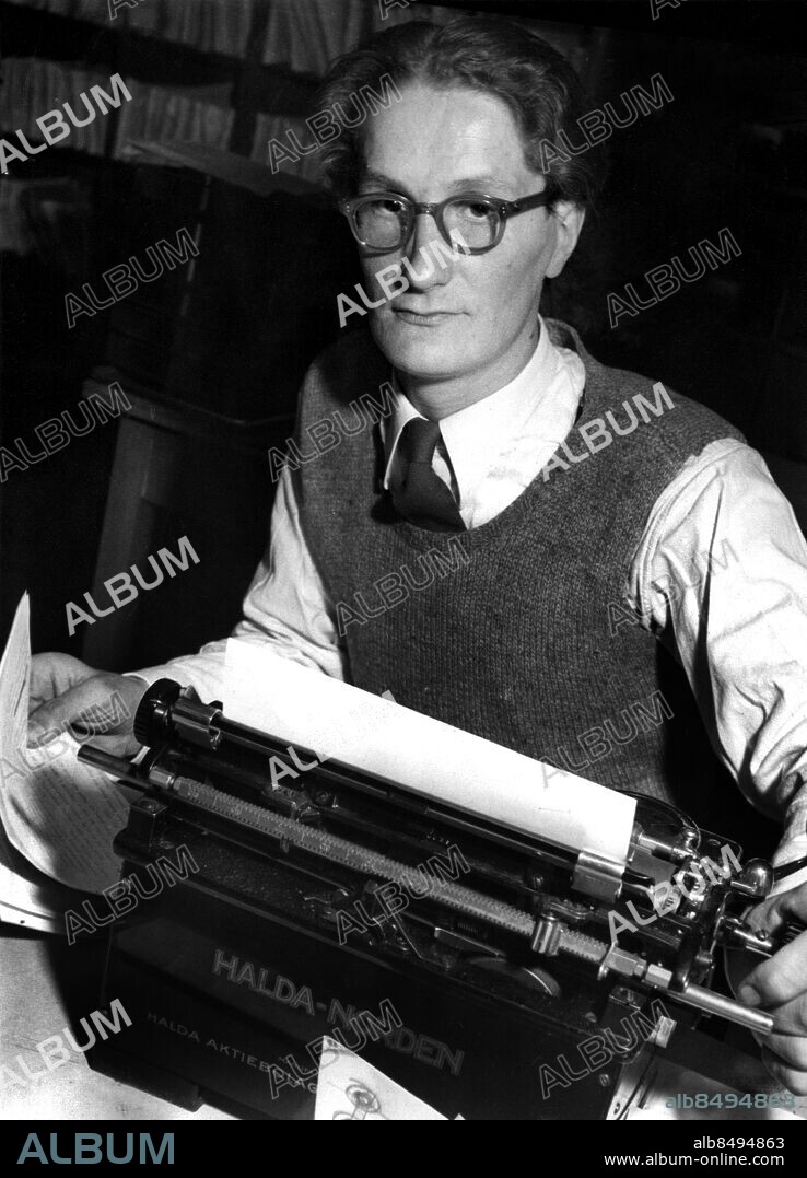 ARKIV 1948-01-14. Författaren Sid Roland Rommerud sitter bakom sin skrivmaskin 1948-01-14. Rommerud skrev bl. a. under pseudonymen Sivar Ahlrud tillsammans med Ivar Ahlstedt böckerna om Tvillingdeckarna.. Foto: AB Text & Bilder / SVT / Kod: 5600. skrivmaskin, glasögon.. AB Text & Bilder personmapp ROME-ROMÖ. Sv/V kopia.