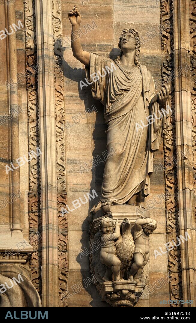ARTE. ITALIA. DUOMO o CATEDRAL DE MILAN. Obra maestra, de estilo gótico florido, iniciada en el año 1386 y consagrada en 1577. Estatua de San Juan Evangelista que decora la fachada de la catedral. Milán. Europa.