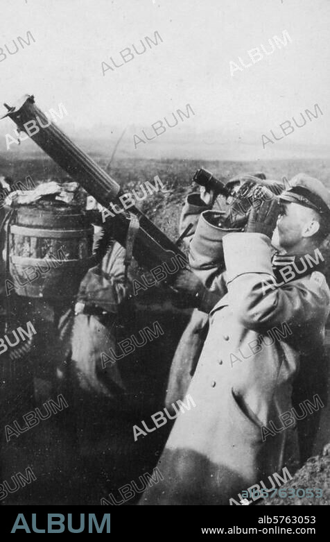 History / First World War 1914-18. German machine gun anti-aircraft post in a trench. Photo, date and location unknown. From a photo album "Kriegserinnerungen" (War Memoirs). Berlin, Sammlung Archiv für Kunst und Geschichte.