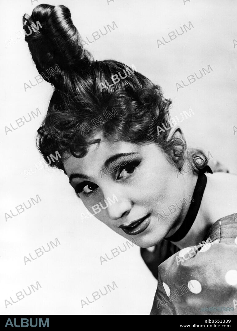 Orig. bildtext... TOP-KNOT Perky top-knot is the hair-raising coiffure adopted by French dancer Katherine Kath for her role in John Huston's Technicolor production Moulin Rouge at the Shepperton Studios, Middlesex. Katherine plays La Goulue, dancer of the Moulin Rouge. Anm. Bildarkivets katalog nr10.8 Hårknutar Can-can persons: Katherine Kath sites: FRANKRIKE* ;STORBRITANNIEN.