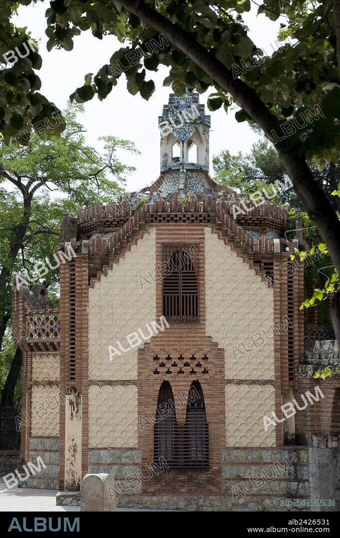 ANTONI GAUDÍ. FINCA GÜELL. CASETA ENTRADA A LOS PABELLONES.