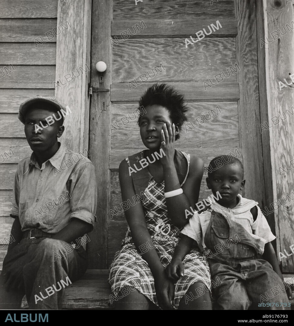 DOROTHEA LANGE and FARM SECURITY ADMINISTRATION. Negroes under the National Youth Administration. Live Oak, Florida, 1936.