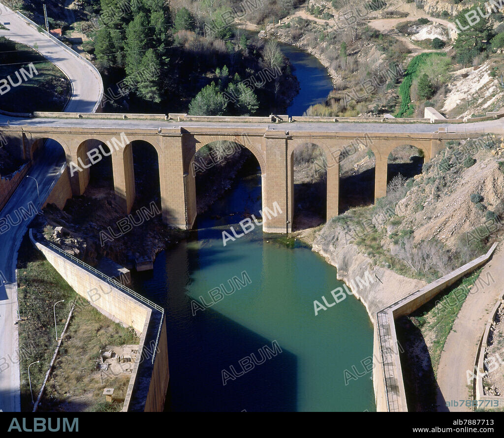 PUENTE SOBRE EL RIO CABRIEL DE LA ANTIGUA NACIONAL N-III - FOTOGRAFIA TOMADA DESDE LA PRESA DE CONTRERAS - FOTO AÑOS 80.