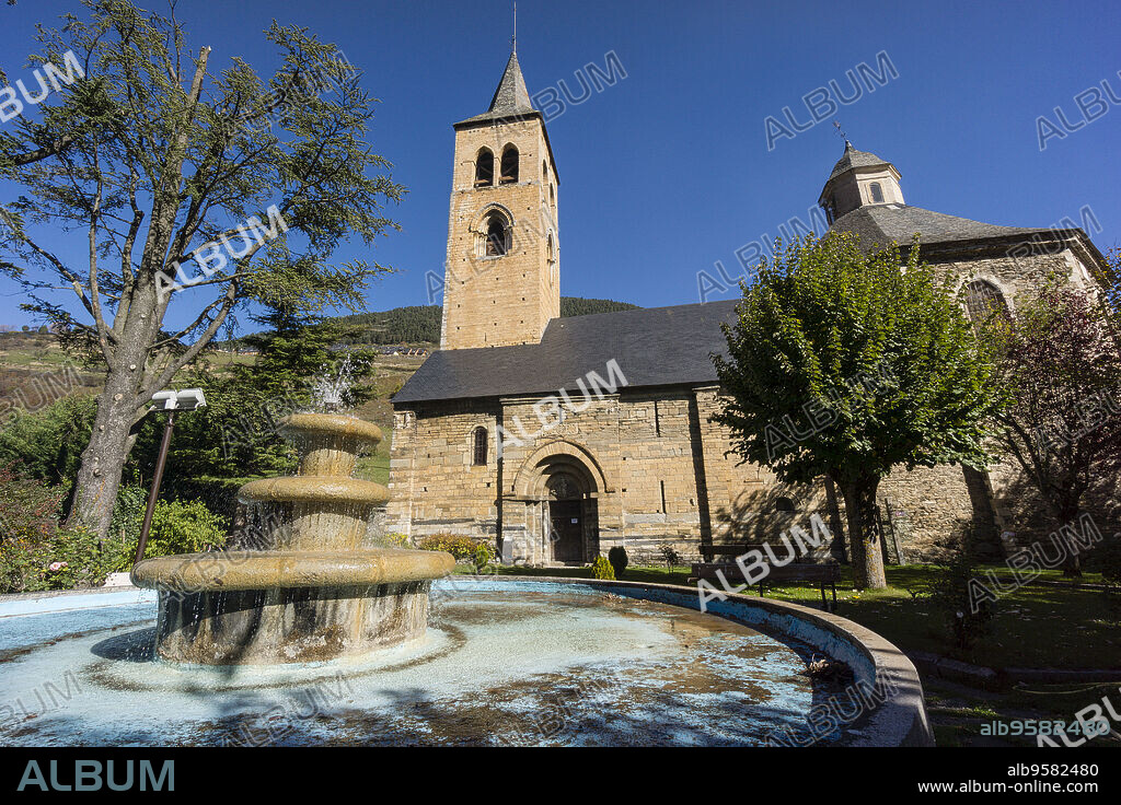 campanario de construcción gótica, alrededore del siglo XIV, iglesia romanica de Sant Felix de Vilac, siglo XII, , Vilac , municipio de Vielha e Mijaran , Valle de Aran, cordillera de los Pirineos, Spain, europe.