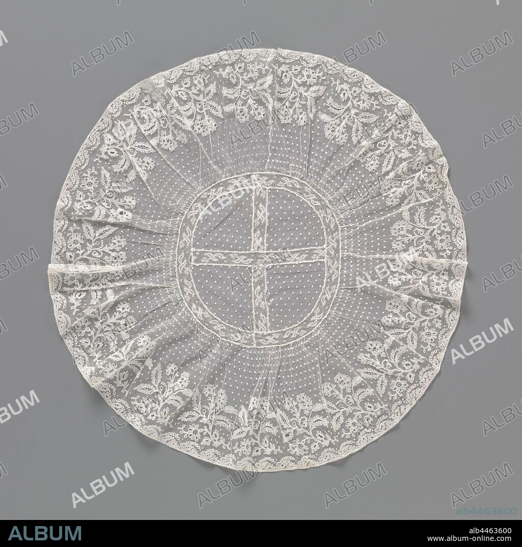 Bobbin lace dress with machine side inserts forming a cross-sectioned circle in the center, Natural lace bobbin lace - Lille lace - with machine Valenciennes lace inserts Round model constructed from a round center piece of tulle with pulps, cross-sectioned and rimmed with inserts of machine-made Valenciennes lace. On this circle edge of the machine side, a wide edge of spool lace - Lille lace - is sewn with fine wrinkles. The pattern of this strip consists of a wide band with square mons made in form stroke, with a repeating pattern of a flower branch with feathered leaves and carnation-like flowers underneath. The motifs in the bobbin lace are made in linen with cut-outs and provided with thicker and shiny contour threads. The motifs are connected by a tulip soil. Ornamental soils have been used in some flowers and leaves, including the rose soil. The bottom or outside is straight and finished with picots. The lace was made in the 19th century, the rug was put together in the first half of the 20th century., anonymous, West-Europa, c. 1800 - c. 1899 and/or c. 1900 - c. 1949, linen (material), Valenciennes lace, d 45 cm w 13 cm ×, 6.5 cm w 1.5 cm.