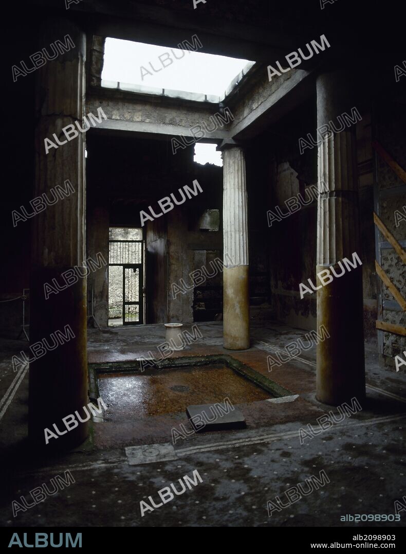 ARTE ROMANO. ITALIA. CASA DE LOS CEI O CASA DE LUCIO CEIO SECONDO. Primer patio de la vivienda, "ATRIUM" (ATRIO) rodeado por un pequeño pórtico. El"IMPLUVIUM", la fuente para recoger el agua de lluvia, en el centro. La abertura en el techo servía para dar paso a la luz y a la lluvia, era llamado"COMPLUVIUM" (VIA DE LA ABUNDANCIA). POMPEYA. La Campania.