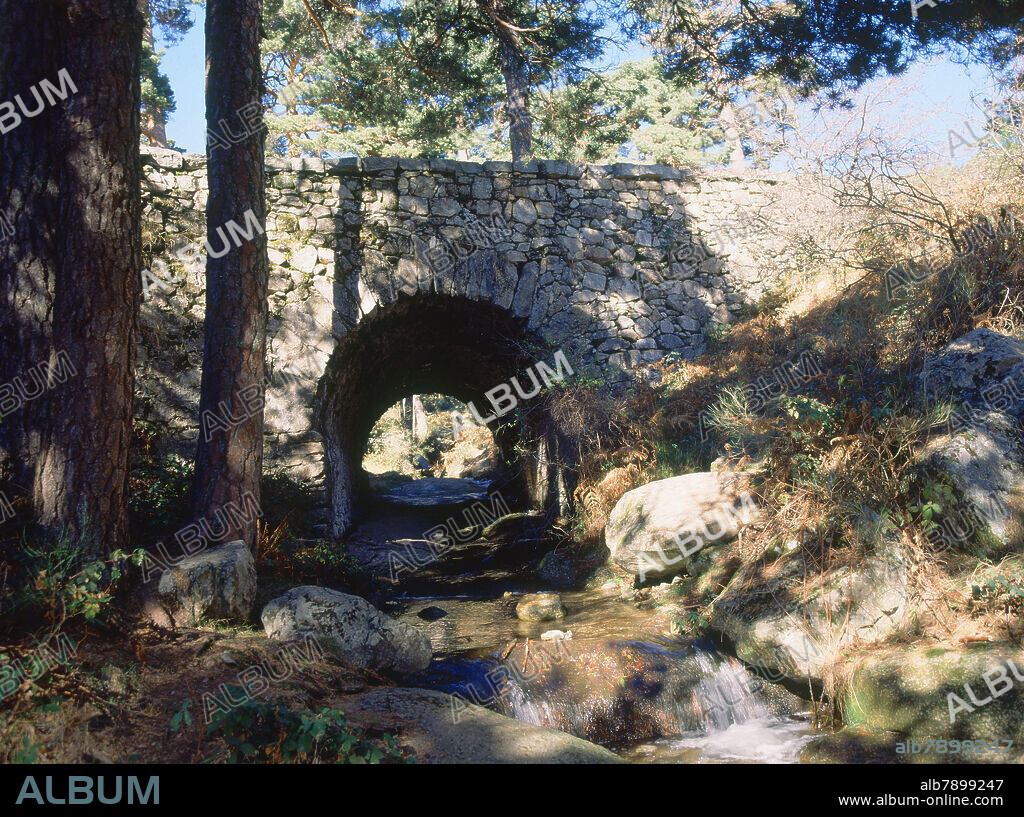 PUENTE DE PIEDRA ROMANO LLAMADO "DEL DESCALZO"- CALZADA ROMANA DE LA FUENFRIA.