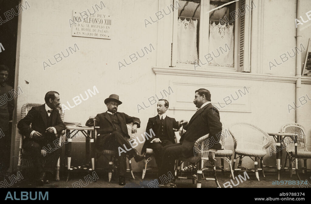 San Sebastián. mayo de 1909. El presidente Castro con el expresidente de Venezuela, General Cipriano de Castro en la terraza del hotel Du Palais. Foto: Frederic.