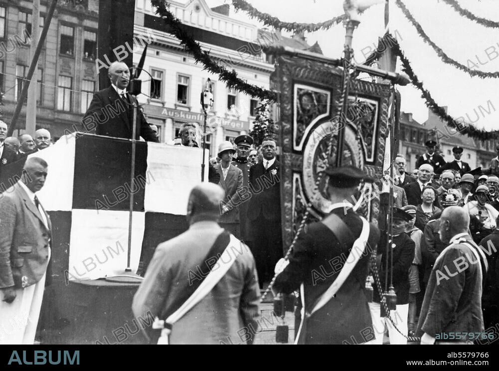 Adenauer, Konrad Politiker (CDU), Bundeskanzler 1949-63. 1876-1967. Konrad Adenauer als Oberbürgermeister von Köln (1917-33) nimmt für die Stadt Köln das Bundesbanner der Deutschen Turnerschaft in Empfang. Foto, 25. Juli 192 (8?).