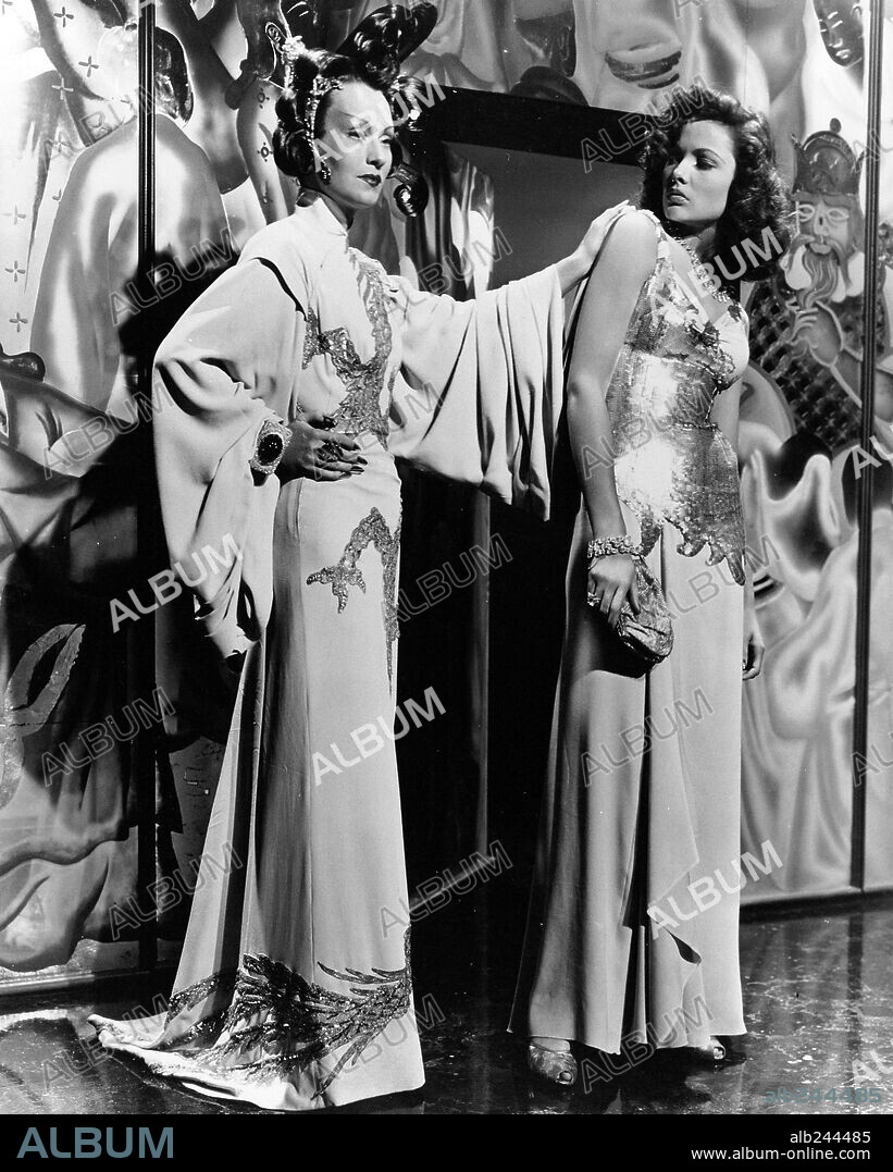 GENE TIERNEY y ONA MUNSON en EL EMBRUJO DE SHANGHAI, 1941 (THE SHANGHAI GESTURE), dirigida por JOSEF VON STERNBERG. Copyright UNITED ARTISTS.