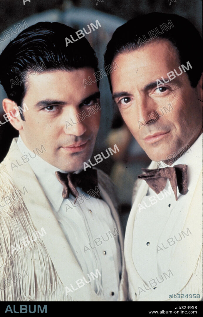 ANTONIO BANDERAS und ARMAND ASSANTE in THE MAMBO KINGS, 1992, unter der Regie von ARNE GLIMCHER. Copyright WARNER BROS/CANAL PLUS/REGENCY/ALCOR.