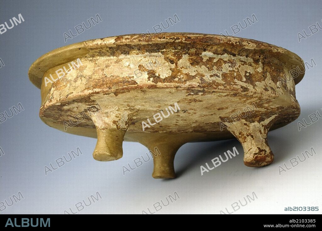 TRIPODE. Nº INV. 2439. ALTURA 5,2 CM. MUSULMAN. (EXPOSICION :ARTE ISLAMICO ESPAÑOL)(DEPOSITO: MUSEO DE MALLORCA).