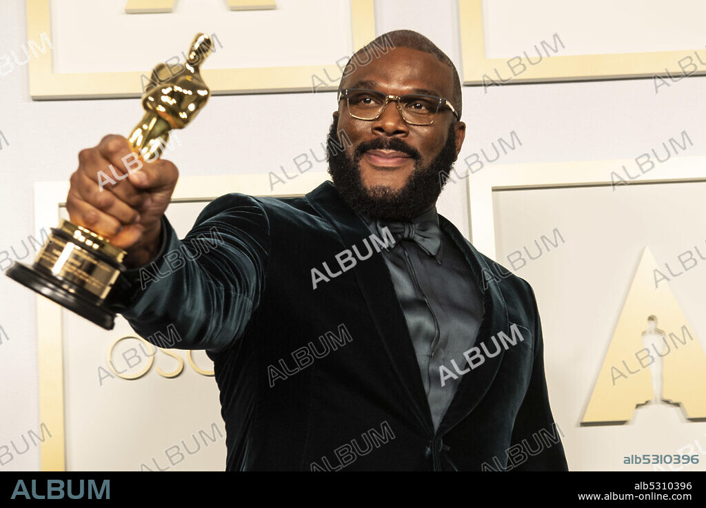 TYLER PERY. April 25, 2021, Los Angeles, California, USA: Director TYLER PERRY poses backstage with the Gene Hersholt Humanitarian Award during the live ABC Telecast of The 93rd Oscars at Union Station in Los Angeles. (Credit Image: © Matt Petit/AMPAS/ZUMA Wire/ZUMAPRESS.com).