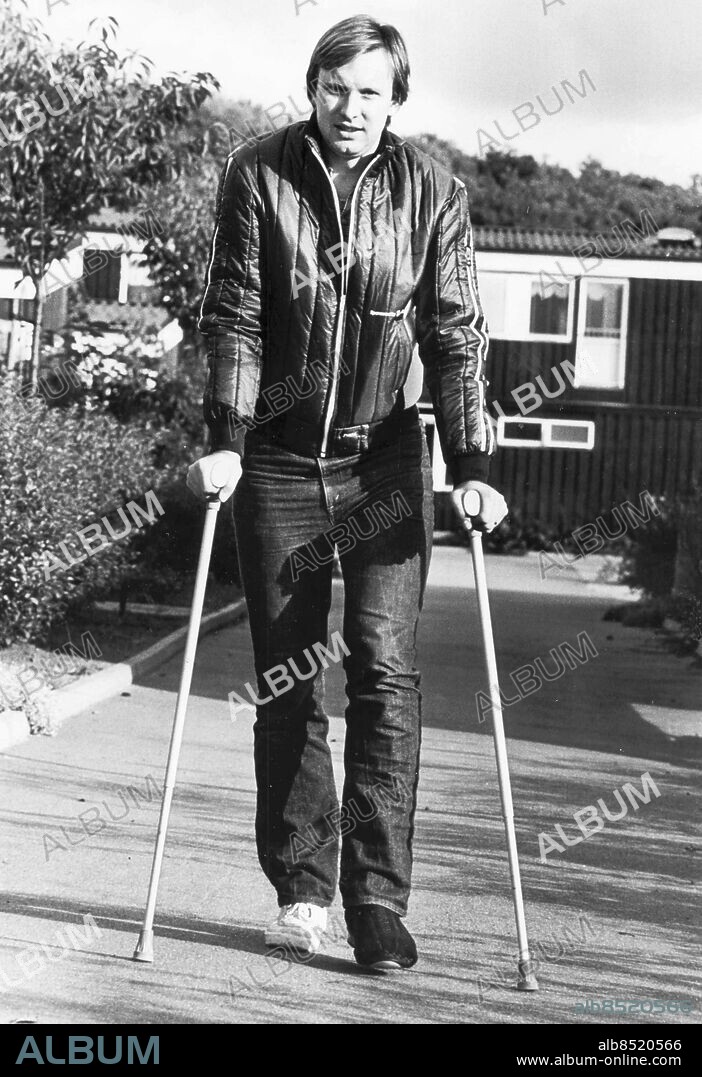 GÖTEBORG 1980-10-14.. Göran Högosta - ishockeymålvakt i Västra Frölunda. Här ses han med kryckor och gipsad fot. *** Local Caption *** GP Foto: Per Landén / Kamerareportage / TT / Kod: 2524.