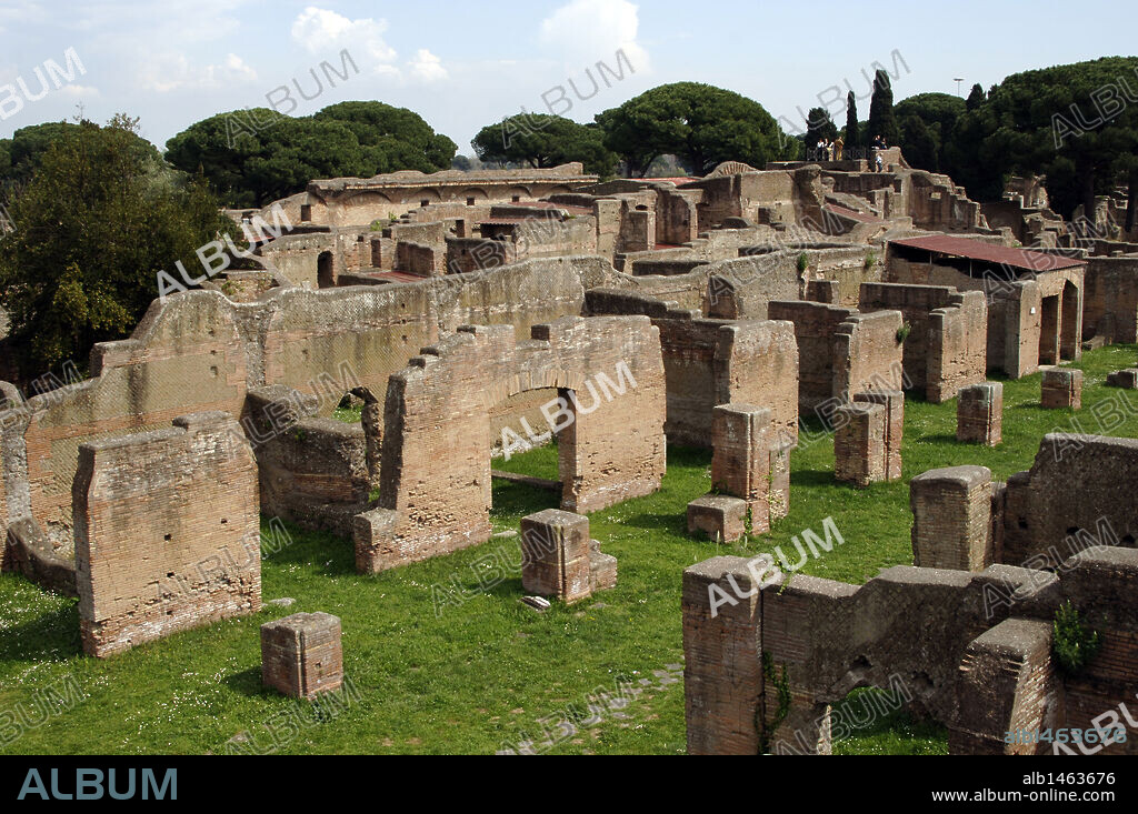 ARTE ROMANO. ITALIA. OSTIA ANTICA. Ciudad romana en la costa del Mar Tirreno, en el antiguo Latium. Puerto comercial de la antigua Roma. Vista del Cardo Maximus. Cercanías de Roma. Lazio.