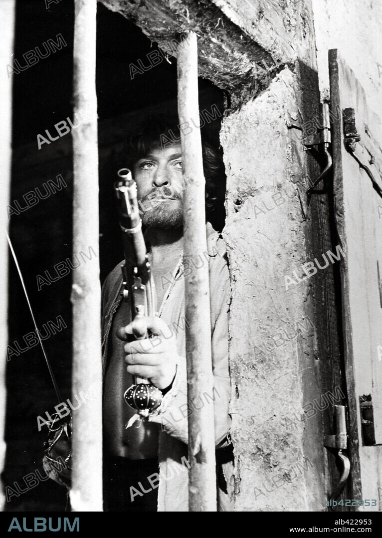 MICHAEL CAINE en EL ÚLTIMO VALLE, 1971 (THE LAST VALLEY), dirigida por JAMES CLAVELL. Copyright CINERAMA.