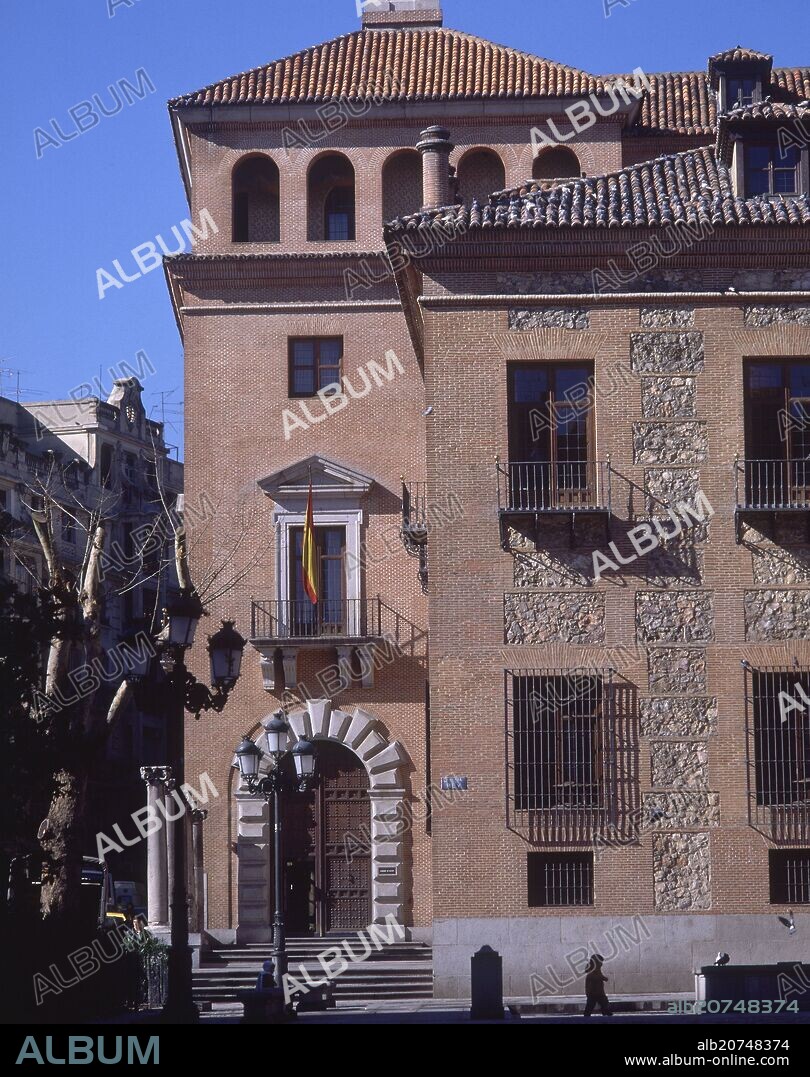 ANTIGUA CASA DE LAS SIETE CHIMENEAS Y CARCEL SITUADA EN LA PLAZA DEL REY HA SIDO CONVERTIDA EN MINISTERIO DE CULTURA.