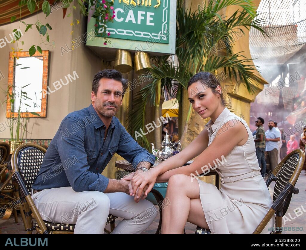 GAL GADOT et JON HAMM dans KEEPING UP WITH THE JONESES, 2016, réalisé par GREG MOTTOLA. Copyright FOX 2000 PICTURES/PARKES+MACDONALD IMAGE NATION.