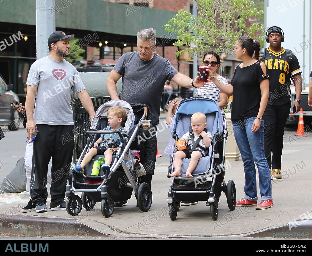 ALEC BALDWIN und HILARIA BALDWIN. May 4, 2018 - New York, New York, United States - Actor Aec Baldwin takes his children for a walk with the help of some nannies in the East Village on May 4 2018 in New York City. 04/05/2018