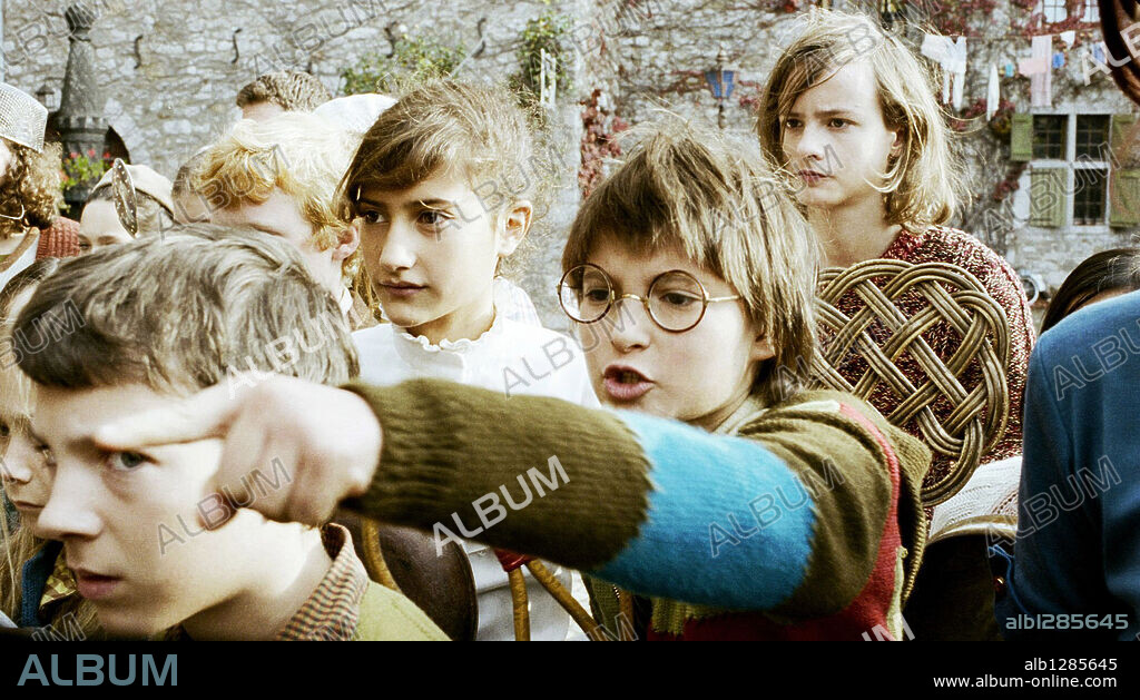 LEO LEGRAND, LOLA CRETON and RAPHAEL KATZ in LES ENFANTS DE TIMPELBACH, 2008, directed by NICOLAS BARY. Copyright CHAPTER 2/LUXANIMATION/SCOPE PICTURES/ONYX FILMS.