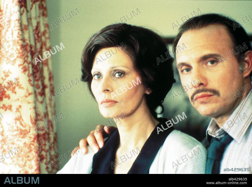 HECTOR ELIZONDO and SOPHIA LOREN in COURAGE, 1986. Copyright NEW WORLD TELEVISION.