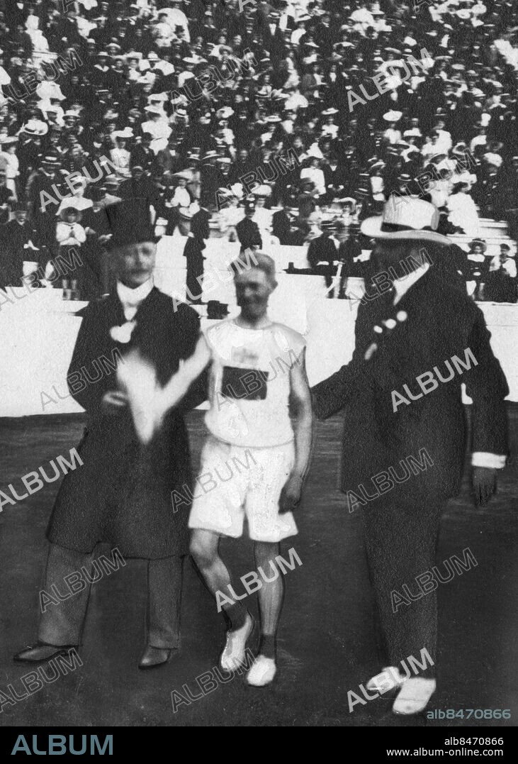 ARKIV ATEN 1906. John Svanberg, svensk medel- och långdistanslöpare får hjälp av några funktionärer efter målgången i maraton vid de olympiska extraspelen i Aten där Svanberg blev tvåa. Svanberg vann också silver på 5 miles och sedermera brons på 5 miles under OS i London 1908.. Foto: Pressens Bild / TT / Kod: 194.