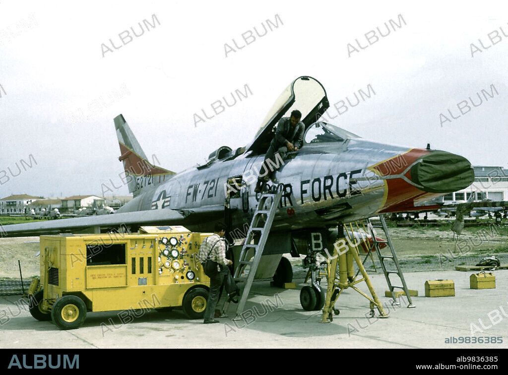 AVION A REACION F-100 SUPER SABRE DEL EJERCITO USA EN PROCESO DE REVISION - FOTO AÑOS 60.