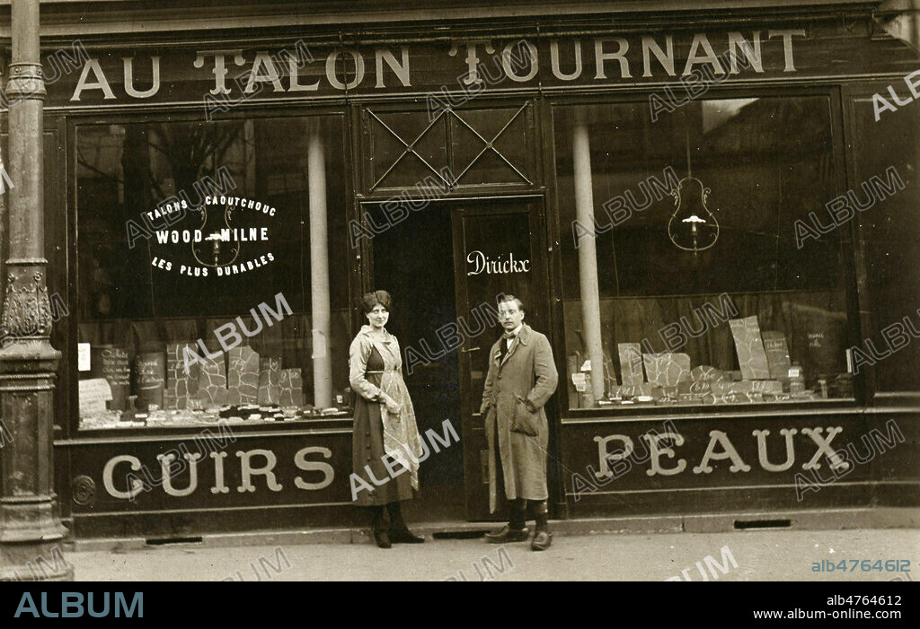 'Au talon tournant' : devanture d'une boutique de cordonnerie. Photographe anonyme pour une carte postale vers 1920. Credit : Collection IM/KHARBINE-TAPABOR.