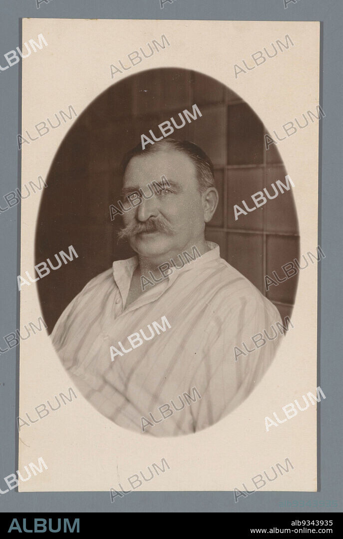 Portrait of an unknown man with a mustache, anonymous, Germany, c. 1910 - c. 1920, photographic support, gelatin silver print, height 106 mm × width 76 mm.