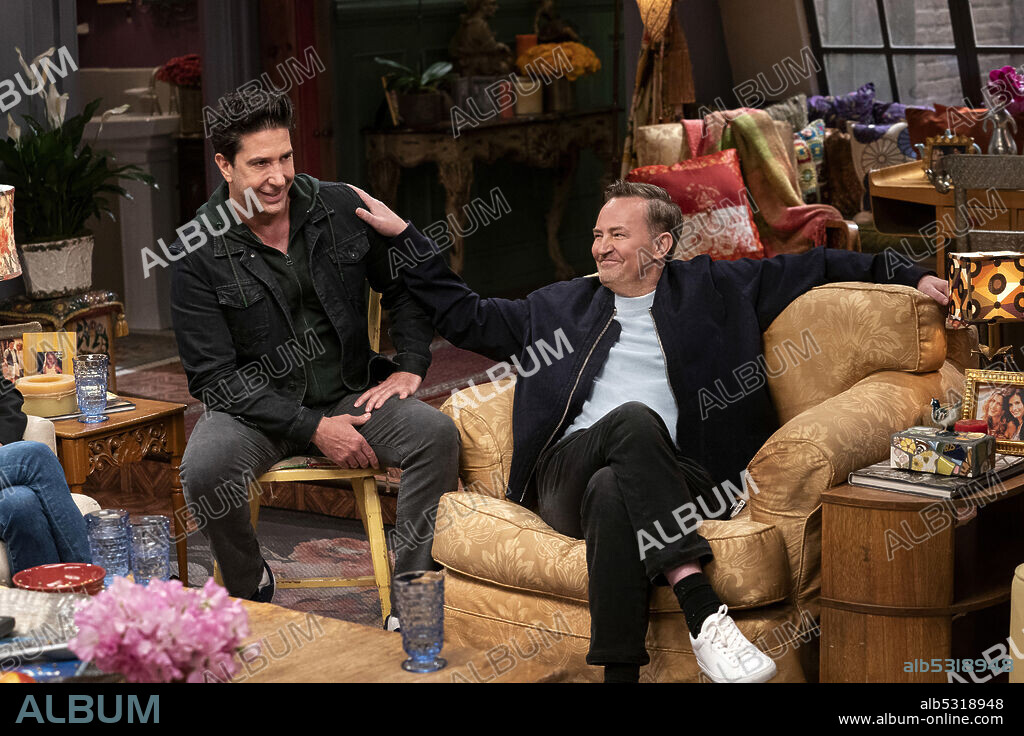DAVID SCHWIMMER et MATTHEW PERRY dans FRIENDS: THE REUNION, 2021 (FRIENDS REUNION SPECIAL), réalisé par BEN WINSTON. Copyright HBO Max / Warner Bros. Television.