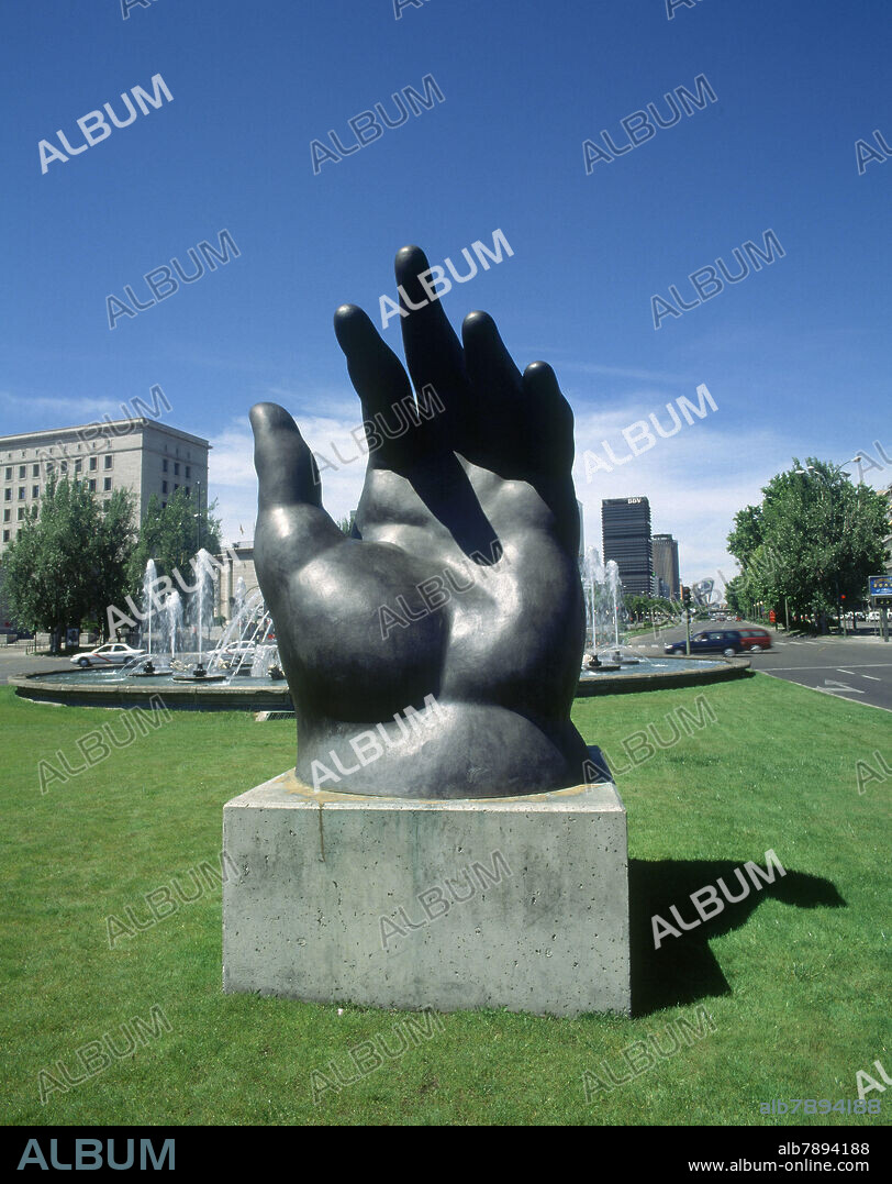 FERNANDO BOTERO ANGULO (1932-). PASEO DE LA CASTELLANA-ESCULTURA-MANO.