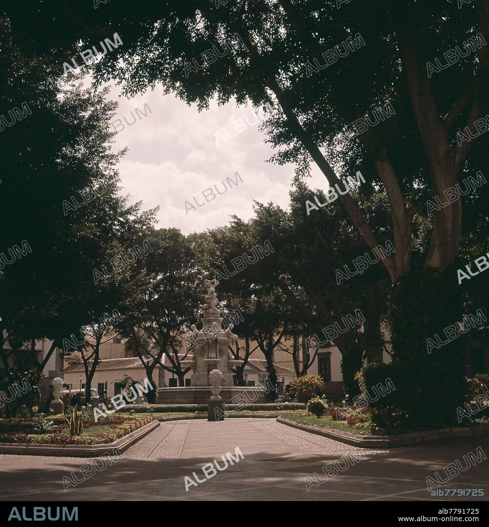 FUENTE DE LA PLAZA DEL GENERAL WEYLER - FOTO AÑOS 60.