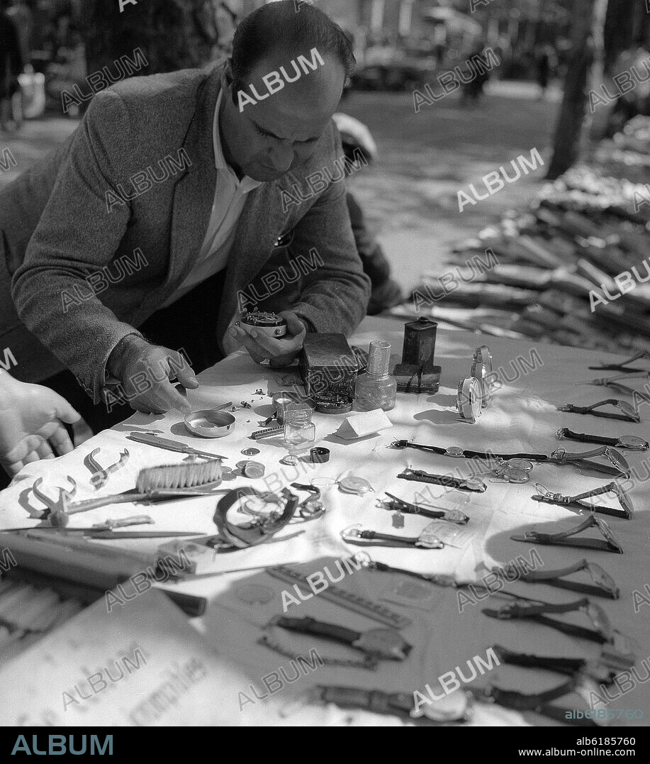 PUESTO DE RELOJES EN EL RASTRO DE MADRID - FOTOGRAFIA EN BLANCO Y NEGRO - AÑOS 50.