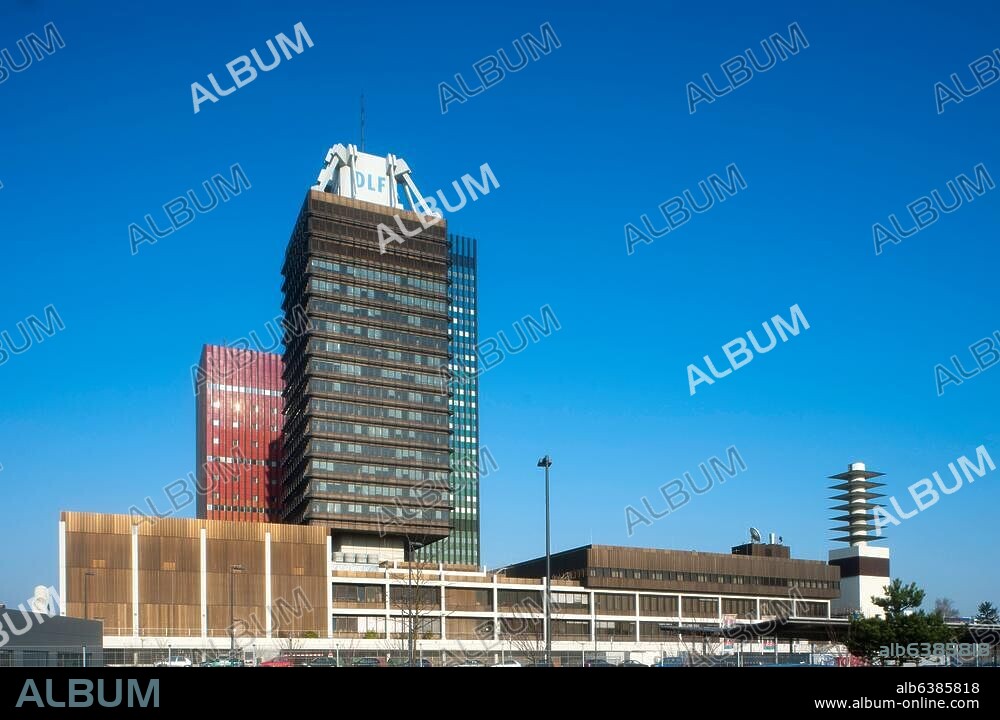 Köln, Radherthal, Raderberggürtel 40, Deutschlandfunk-Gebäude (DLF). Im Hintergrund ist das ehemalige Rundfunkgebäude der Deutschen Welle mit dem blauen Büroturm und dem roten Studioturm zu sehen.