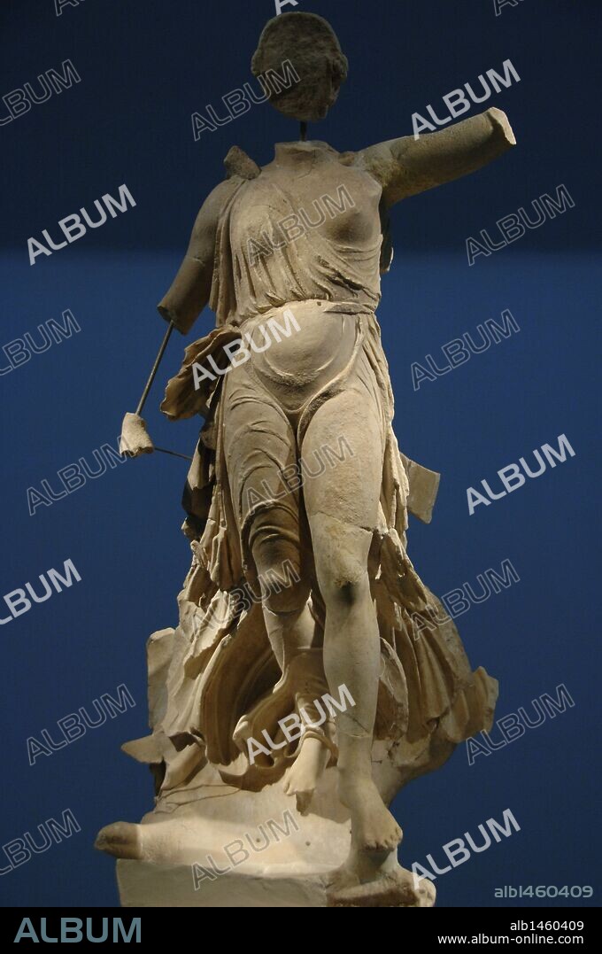 ARTE GRIEGO. GRECIA. Estatua de VICTORIA (NIKE) realizada en mármol pario por el escultor griego PAONIO DE MENDE en Chalkidiki en el s. V a. C. Fue ofrecida a Zeus por los mesenios y naupactos por su victoria contra los espartanos en la guerra de Arquídamo II también llamada "guerra arquidámica", hacia el año 421 a. C. Museo Arqueológico de Olimpia. Provincia de Ilía. Región del Peloponeso. Grecia.