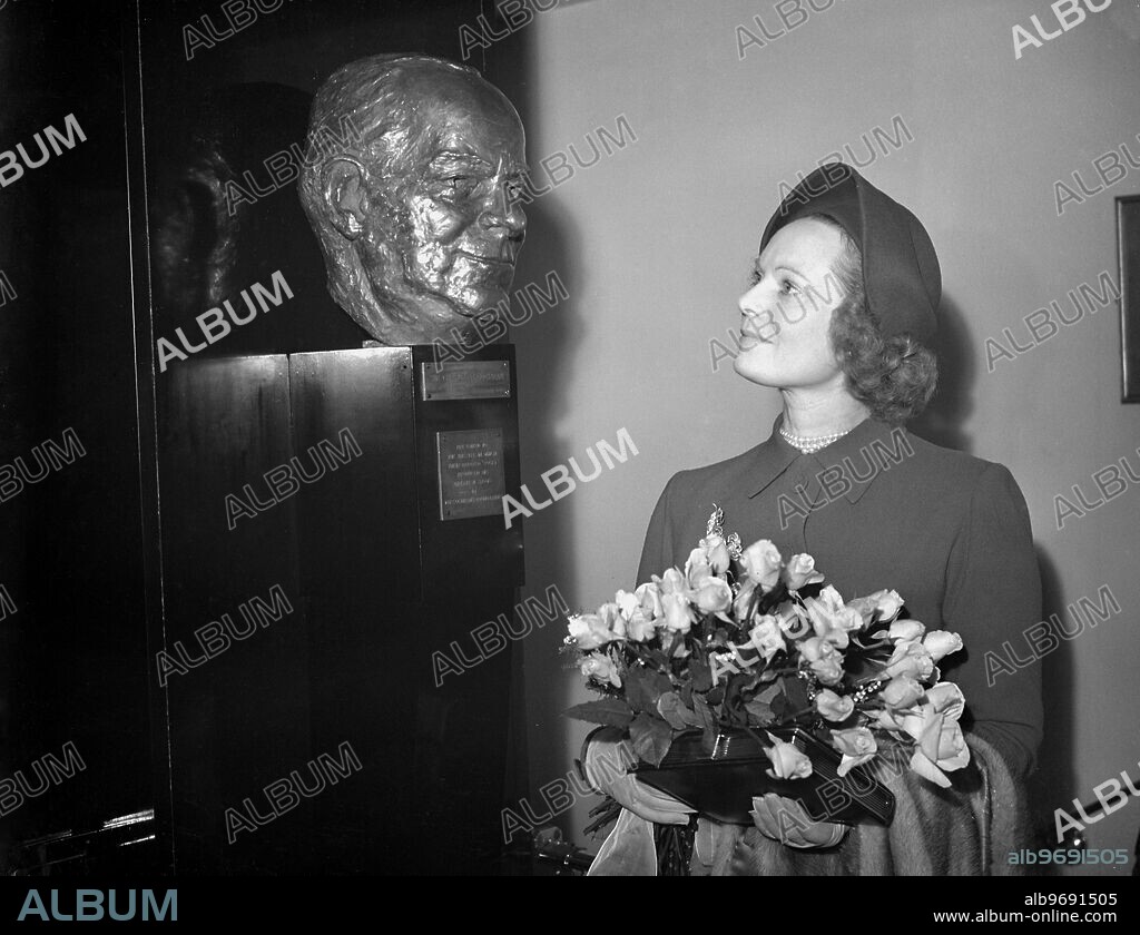 Miss Anna neagle unveiling a bust of Sir Charles B. Cochran, the showman who died earlier in 1951. The ceremony, held in the foyer of the Adelphi Theatre where one of C.B's greatest successes was staged Bless the Bride, was attended by many Cochran Young Ladies, one of whom was Miss Neagle. - 14th September 1951. ©TopFoto.