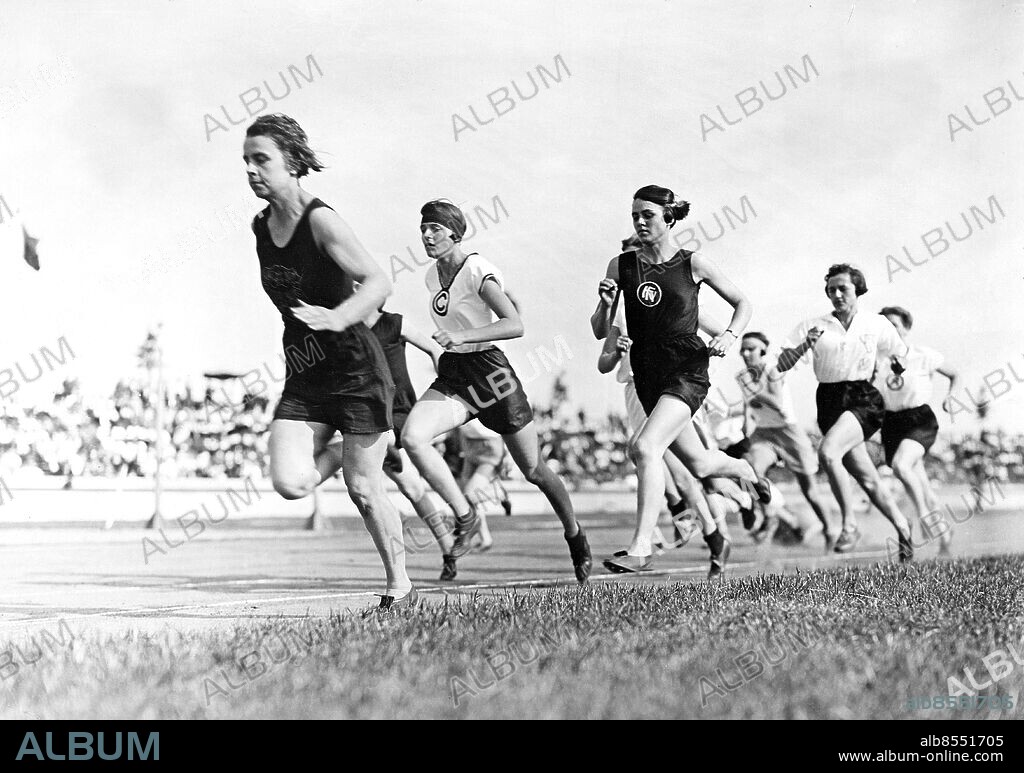 TYSKLAND BRESLAU 1927-08. Orig. bildtext... Worldrecord in 800 metres race, the rivals during the race, the third one, Fraulein Batschauer of Karlsruhe gets winner. Germany prepares for the next olympic games 1928 at Amsterdam. Foto: AB Text & Bilder / SVT / Kod: 5600 Mapp: Löpning: Banlopp I:222a Stämpel 1926-1927 L Radke, tidigare Karoline Batschauer Världsrekord på 800 meter i augusti 1927 i Breslau. Breslau - efter 1945 Wroclaw i Polen persons: LINA RADKE sites: BRESLAU;TYSKLAND PhotoDate:1927-08-??.