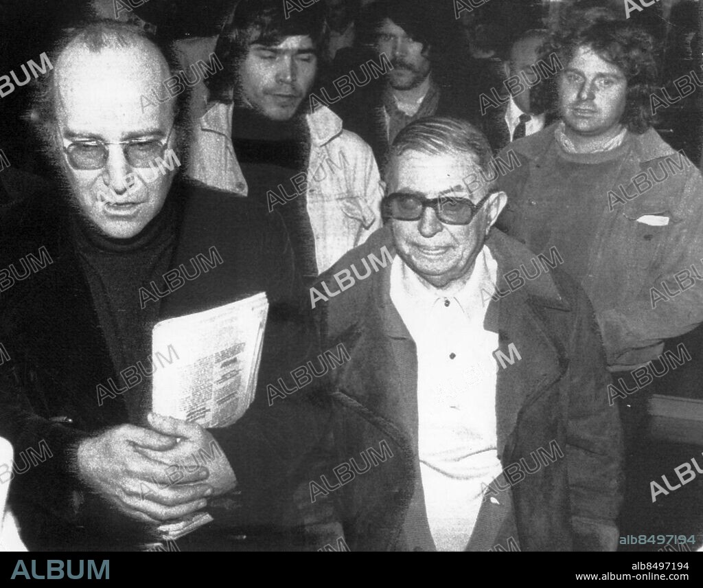 Stuttgart 1974-04-12. Jean-Paul Sartre (C) Daniel "Red Danny" Cohn-Bendit (t h) vid en presskonferens efter mötet med Andreas Baader i Stammheimfängelset.. COPYRIGHT PRESSENS BILD Foto UPI Code 450.