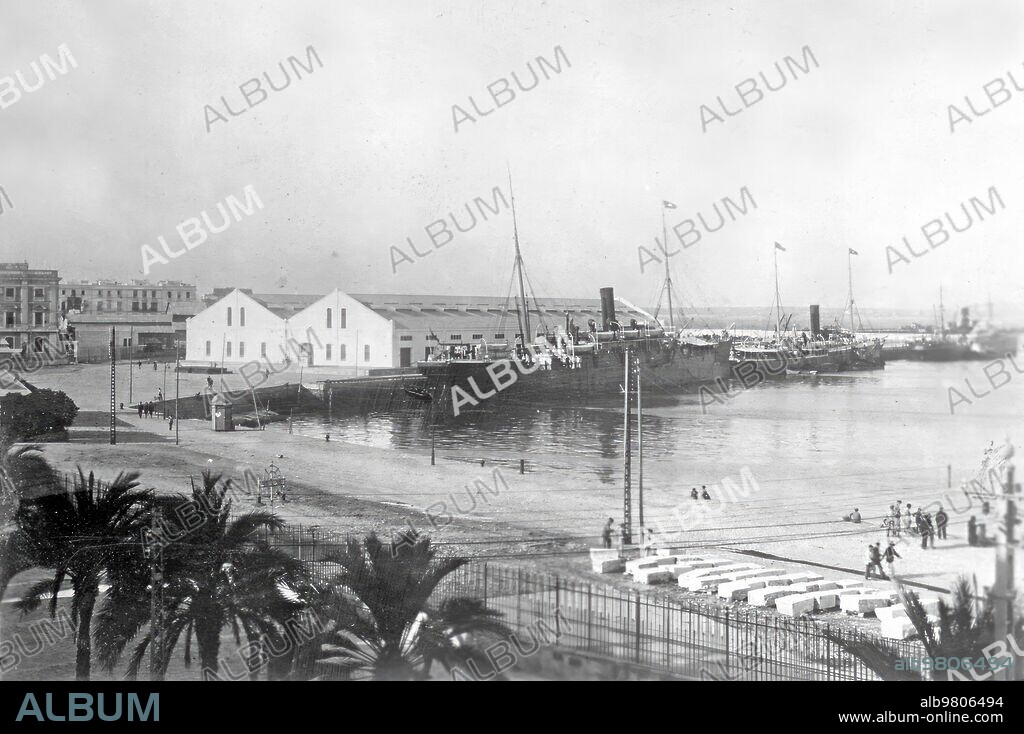March 1927. Free Zone of the port of Cádiz. Alfonso Xiii dock and shed number 1. Photo: Reymundo and the clover.
